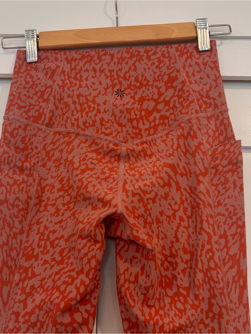 Athleta Salutation Stash Pocket printed 7/8 tight XS